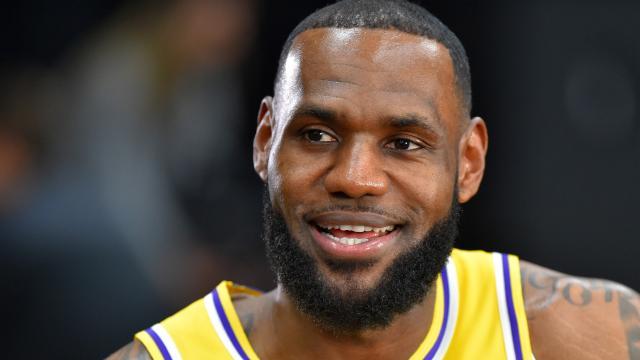  里尔主场球迷冲突导致比赛中断  